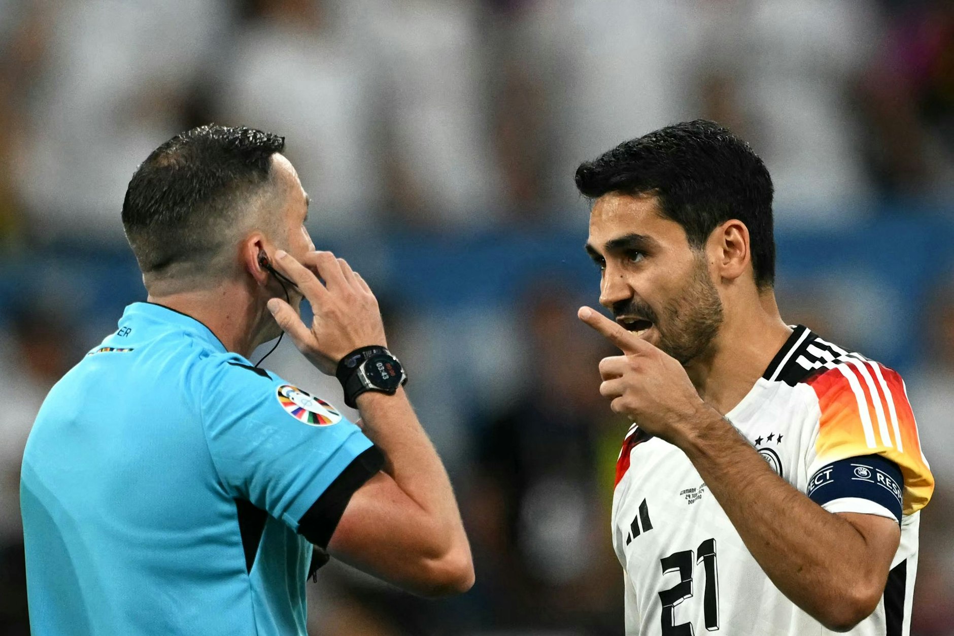 Ilkay Gündogan (r.), der Kapitän der Nationalmannschaft, hat einen Hinweis für Schiedsrichter Michel Oliver.&nbsp;