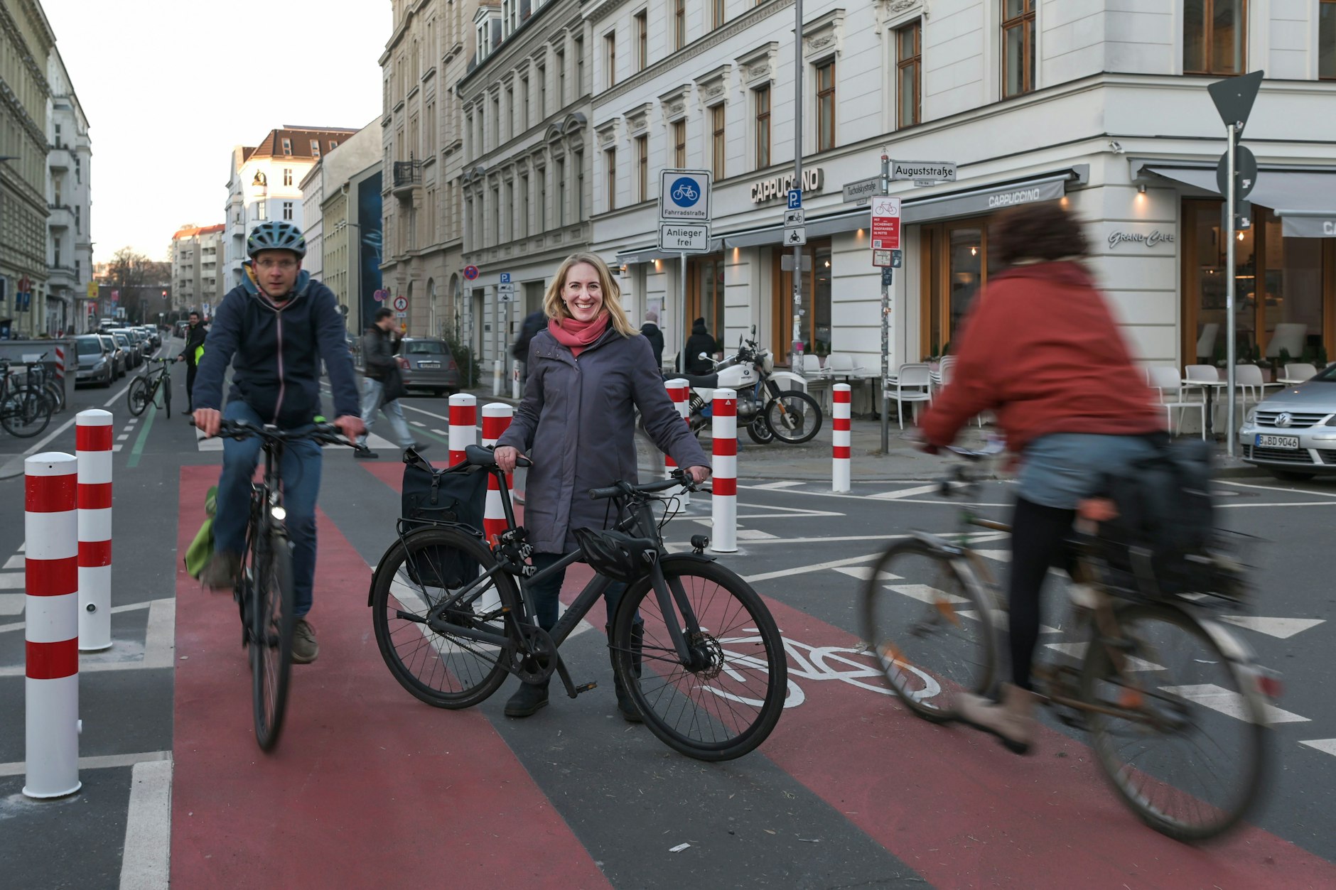 Stadträtin Almut Neumann (Die Grünen) an der Kreuzung Auguststraße/Tucholskystraße. Sie und andere Radfahrer feierten den Modalfilter, der Autos am Vorbeifahren hindert, und weitere Maßnahmen am 9. Januar mit einer „Radsternfahrt“.