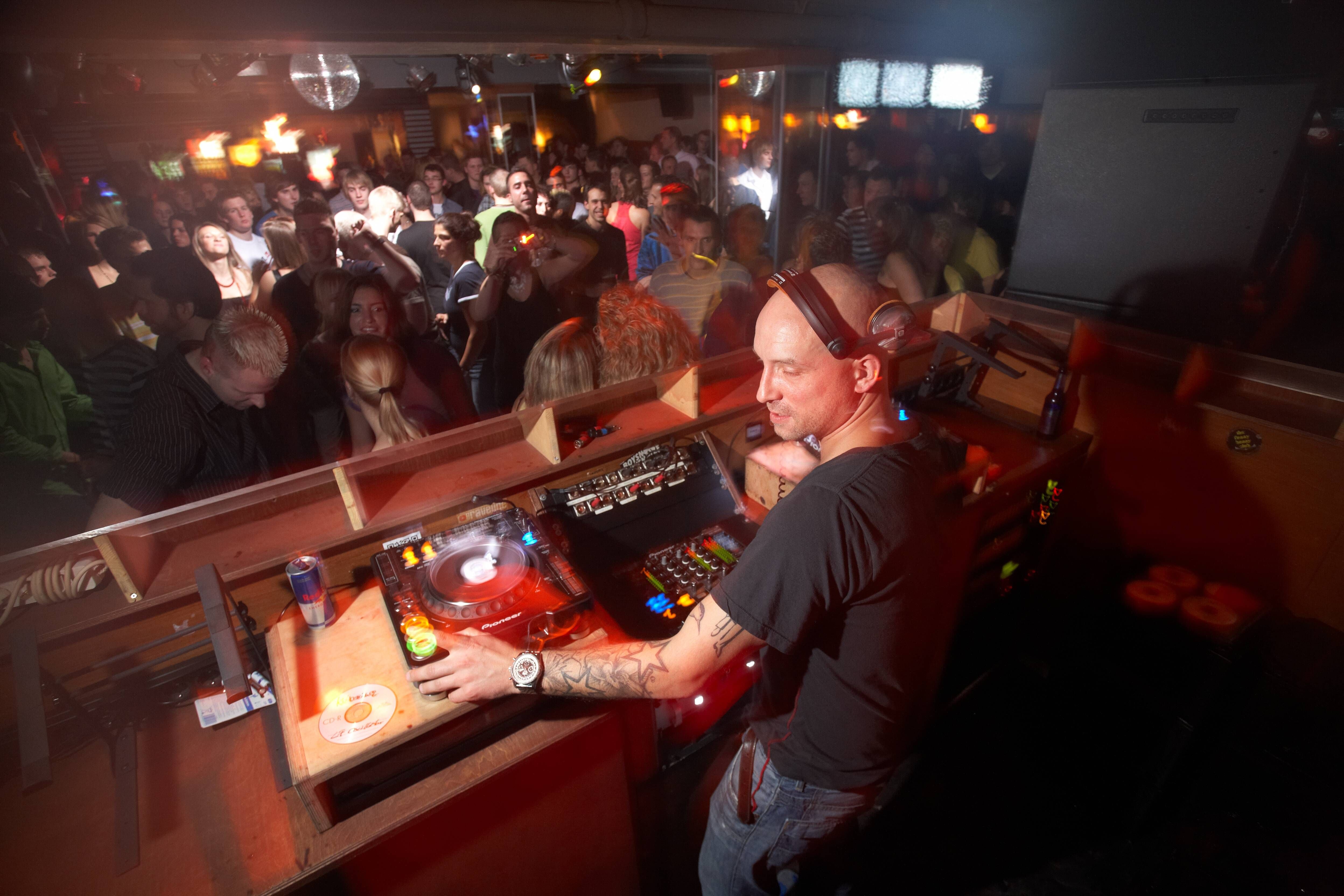 DJ Tomcraft mit 49 Jahren überraschend gestorben – Technoszene geschockt