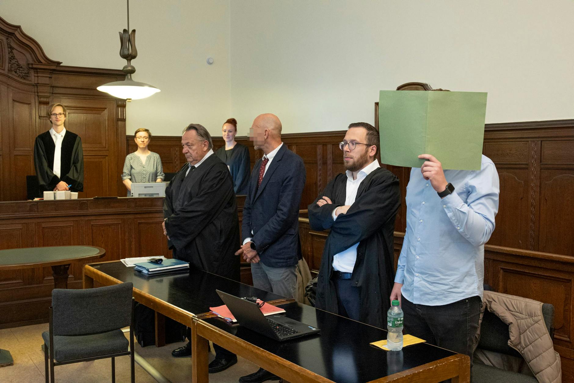 Der Angeklagte Gereon S. vor Gericht (3.v.r.)
