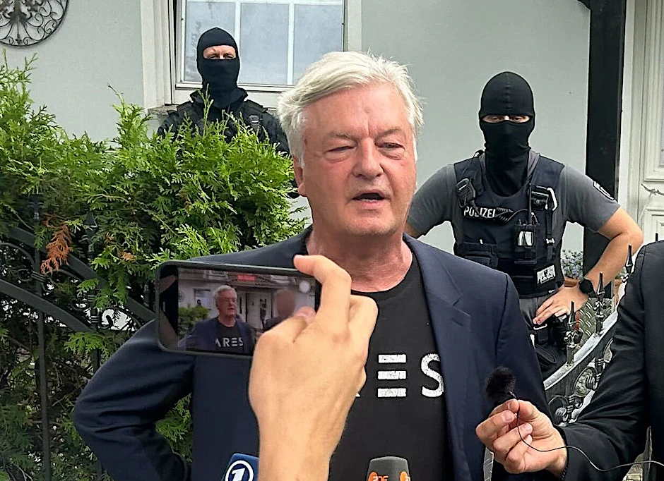 Der Gründer und Chefredakteur des Compact-Magazins Jürgen Elsässer sprach vor seinem Haus mit Journalisten.