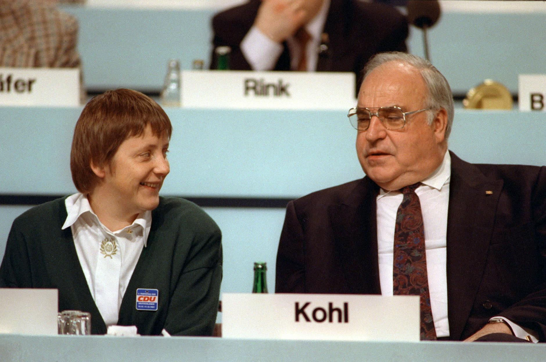 1991: Bundeskanzler Helmut Kohl und Frauenministerin Angela Merkel