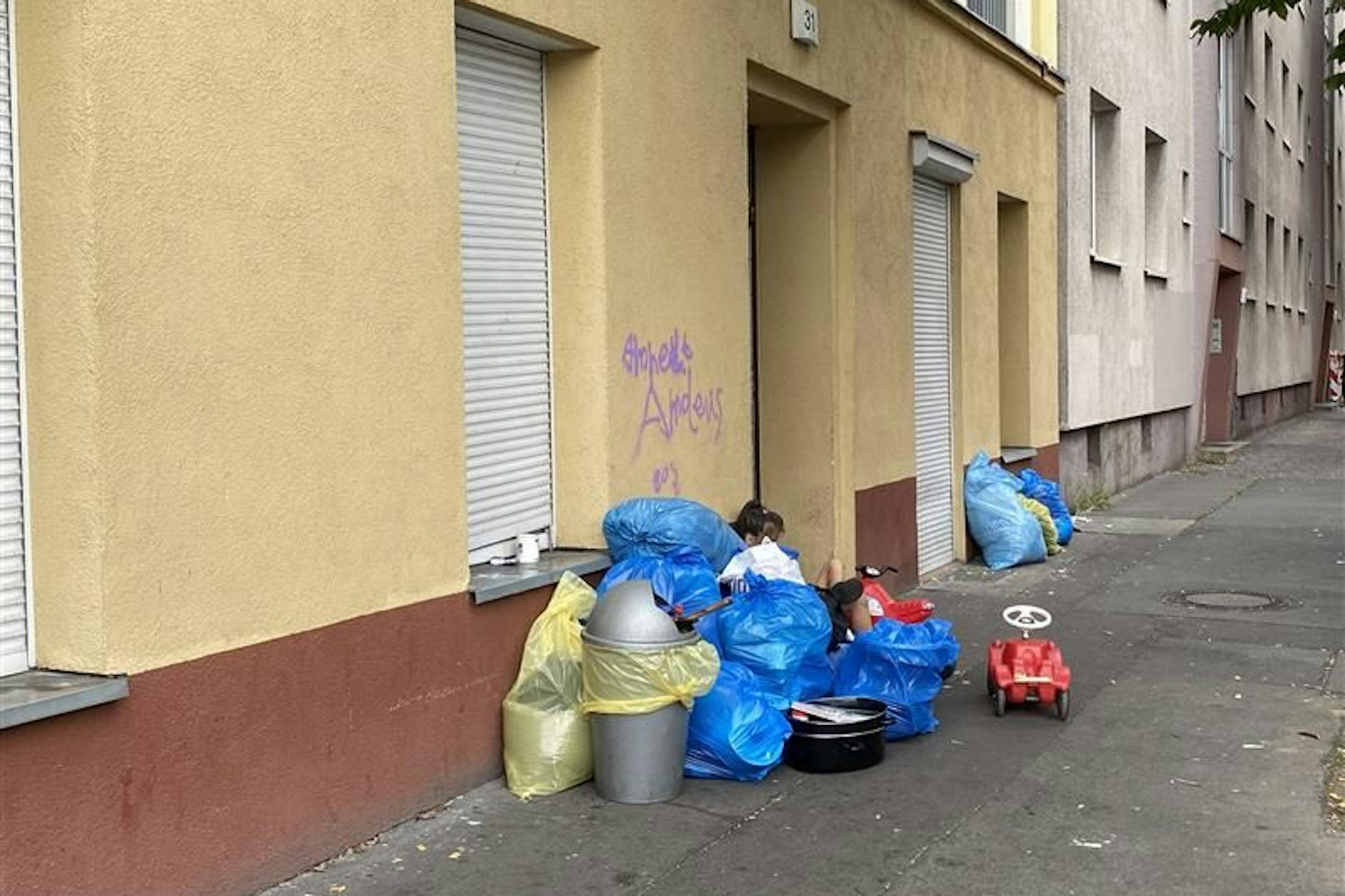 Vor der Eingangstür des Hauses in der Fennstraße 31 in Niederschöneweide stapeln sich am Auszugstag Müllsäcke.