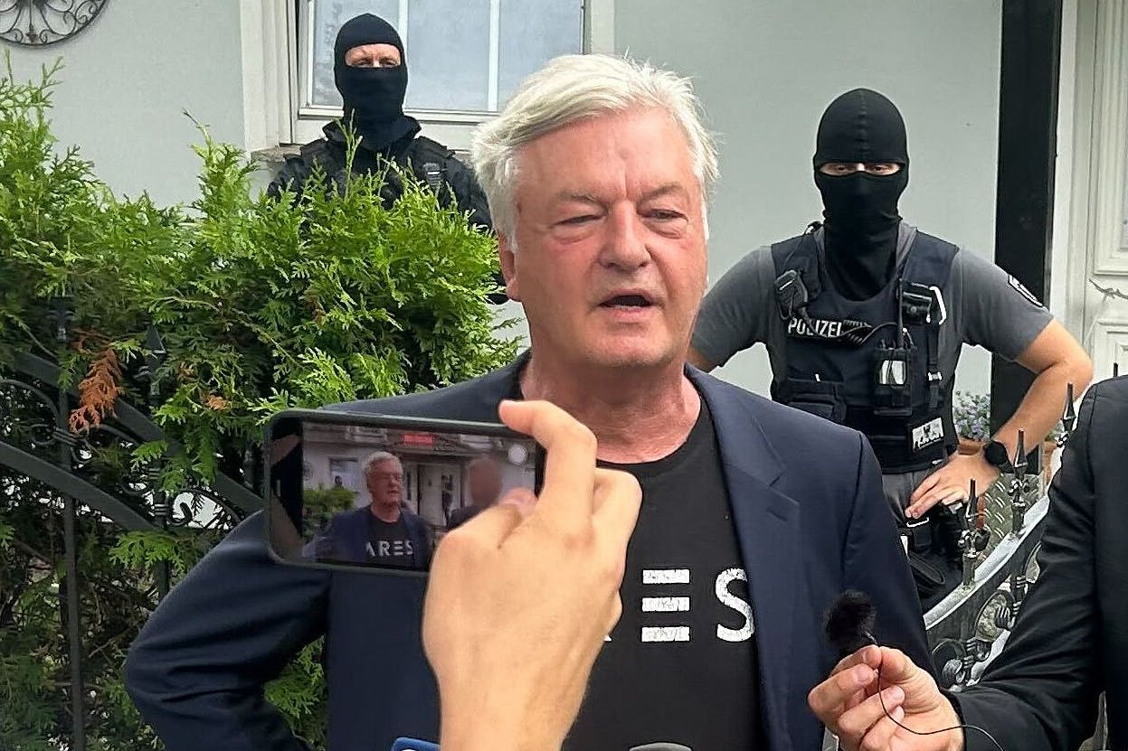 Falkensee: Jürgen Elsässer, Gründer und Chefredakteur des Magazins Compact, spricht zur Presse. 