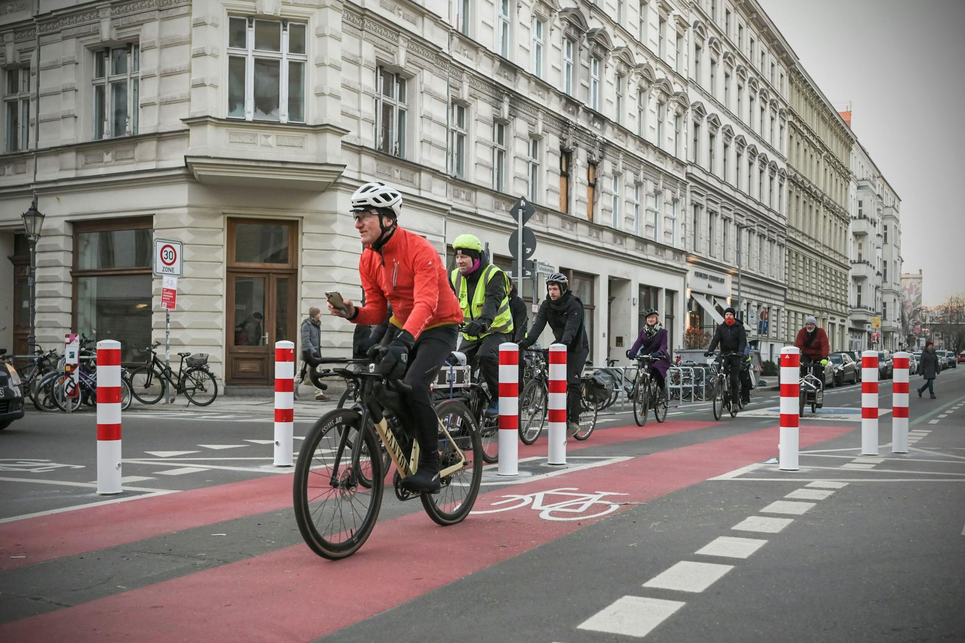 Auf der Kreuzung Tucholsky-/Auguststraße hat das Bezirksamt Mitte Poller aufgestellt. Sie sollen den Durchgangsverkehr mit Autos verhindern. Fahrräder dürfen weiterhin passieren.