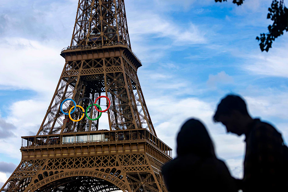 Auch der Eiffelturm steht natürlich im Zeichen der Olympischen Spiele.