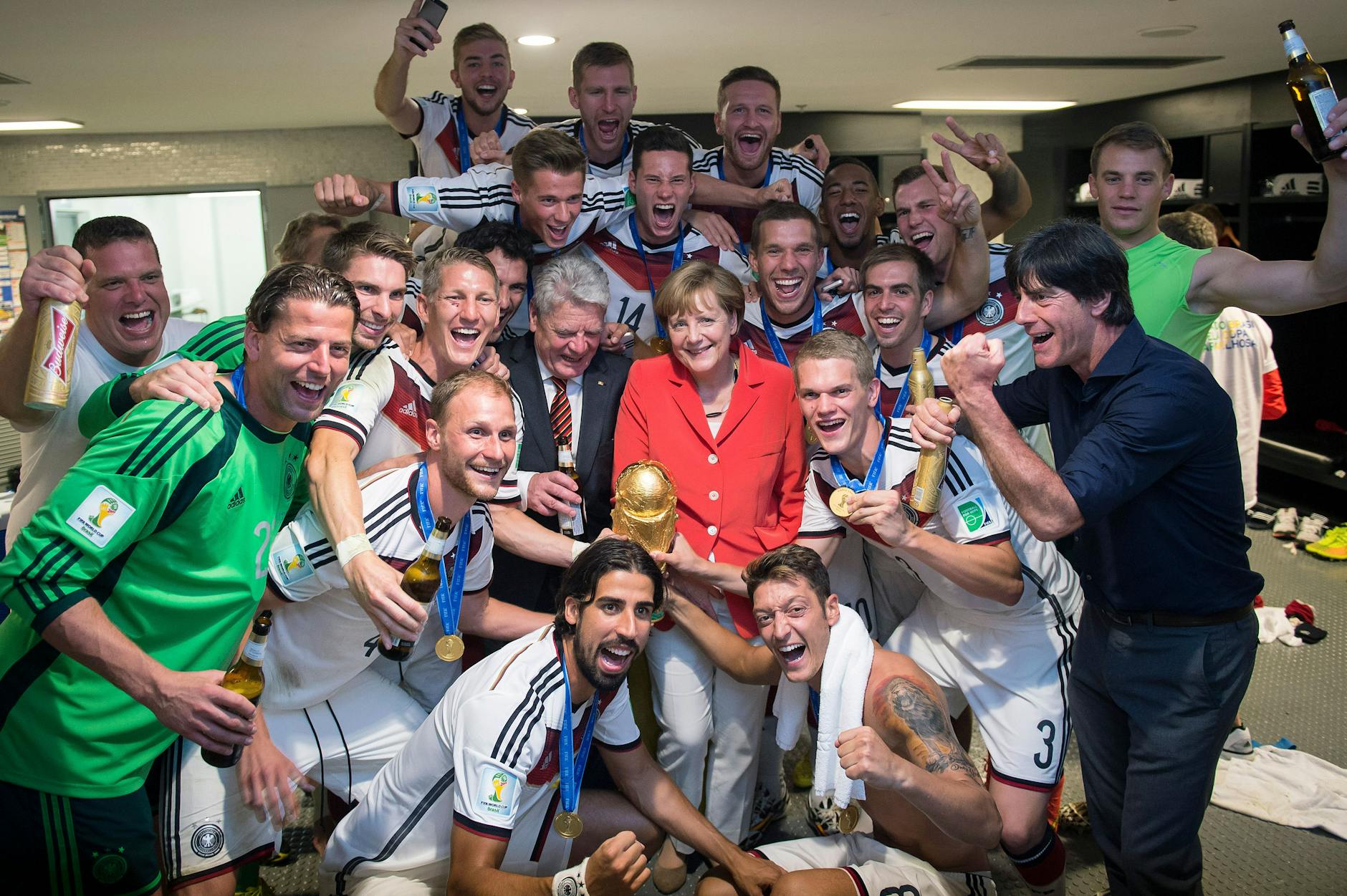2014: Angela Merkel mit Joachim Gauck und der deutschen Mannschaft