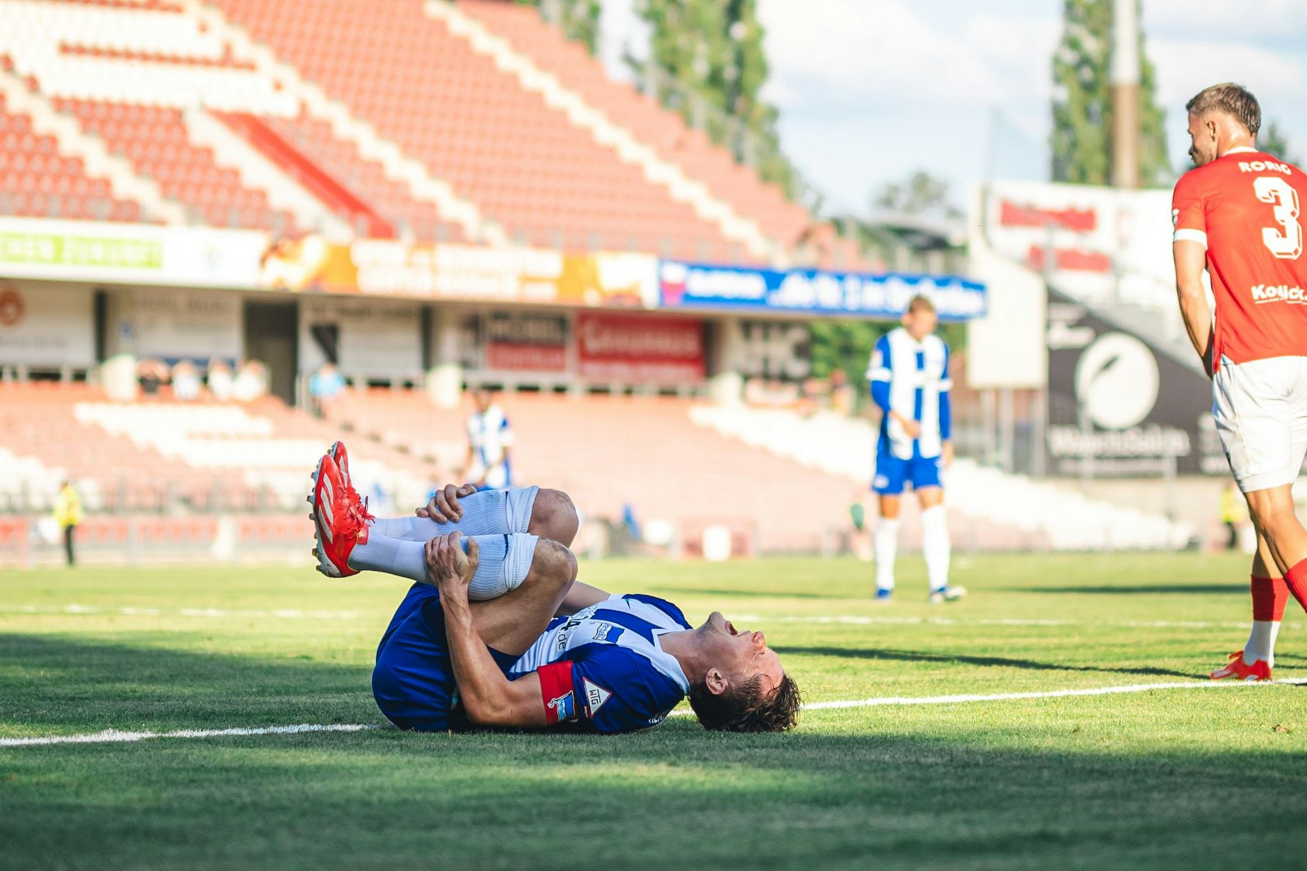 Das tut schon beim Hinsehen weh! Herthas Publikumsliebling Fabian Reese schreit nach einem üblen Foul durch den Cottbusser Filip Kusic vor Schmerzen.