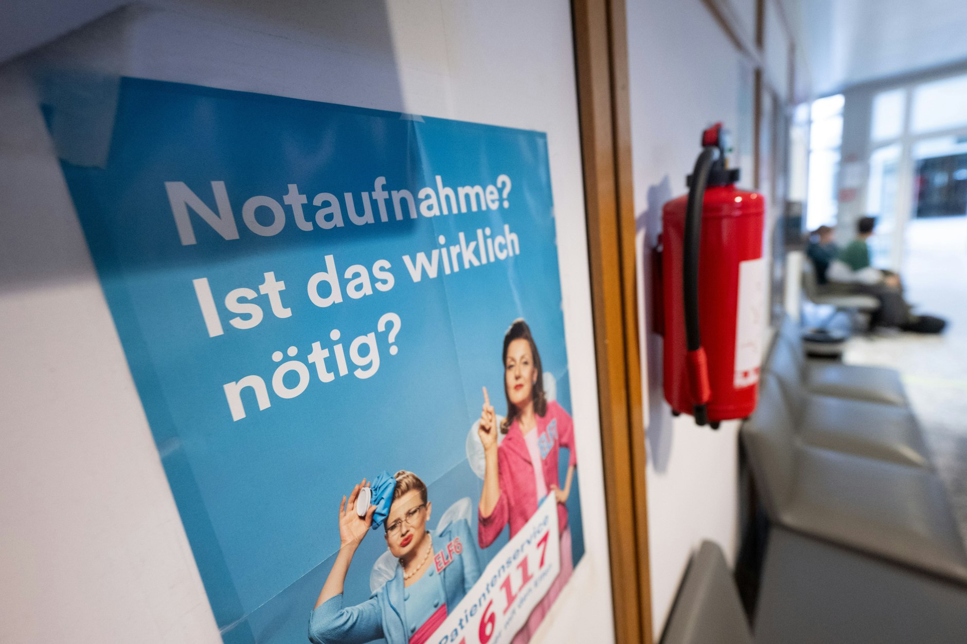Ein Plakat weist im Wartebereich der Interdisziplinären Notaufnahme (INA) des Klinikums Stuttgart auf die Telefonnummer 116 117 des&nbsp;Ärztlichen Bereitschaftsdiensts der Kassenärztlichen Vereinigungen hin.
