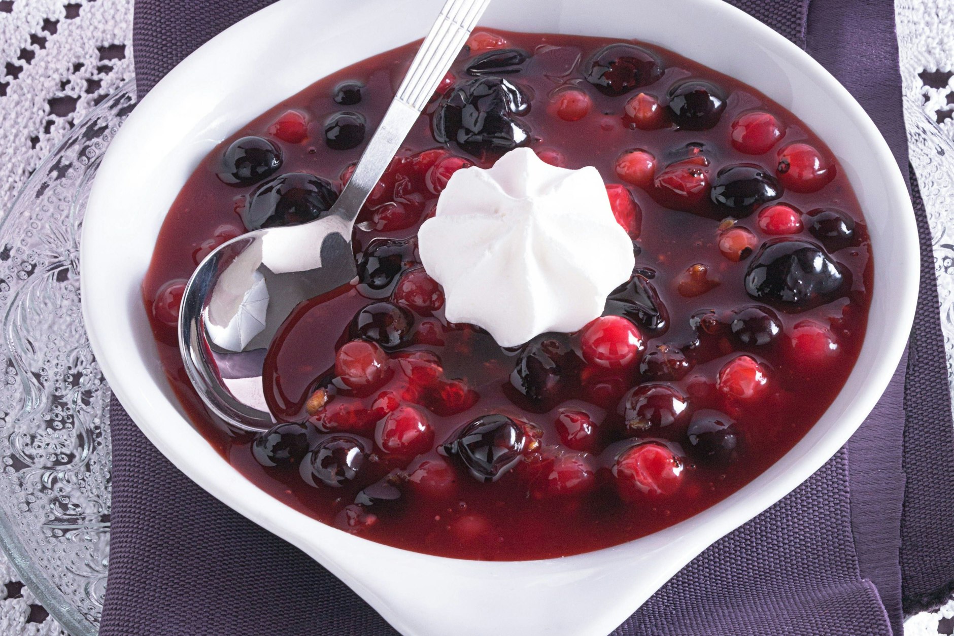 Probieren Sie das Rezept für Kirsch-Kaltschale mit Froschaugen gleich mal aus.