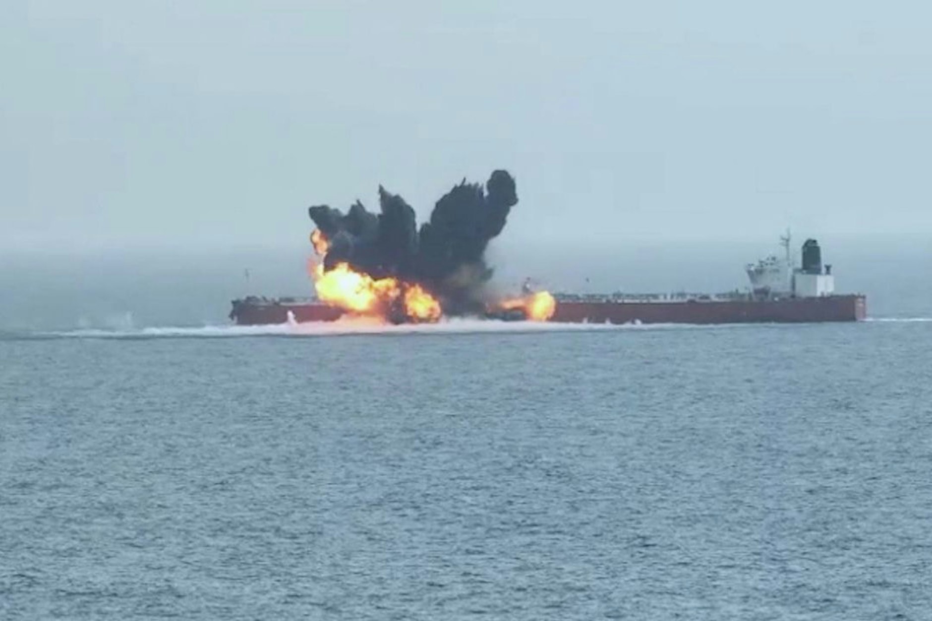 Explosion im Roten Meer: Dieses Bild zeigt den angeblichen Beschuss des unter liberianischer Flagge fahrenden Rohöltankers „Chios Lion“.