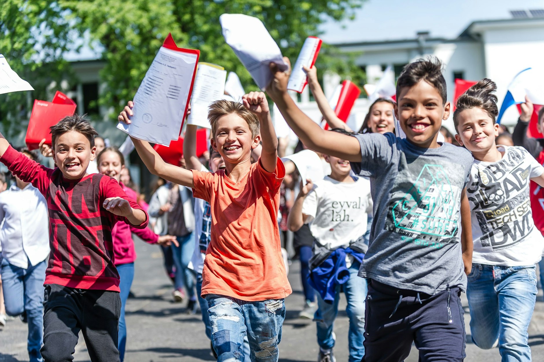 Für Berlins Schülerinnen und Schüler gibt es am Mittwoch Zeugnisse - und damit warten hier und da auch kleine Überraschungen auf fleißige Schüler.