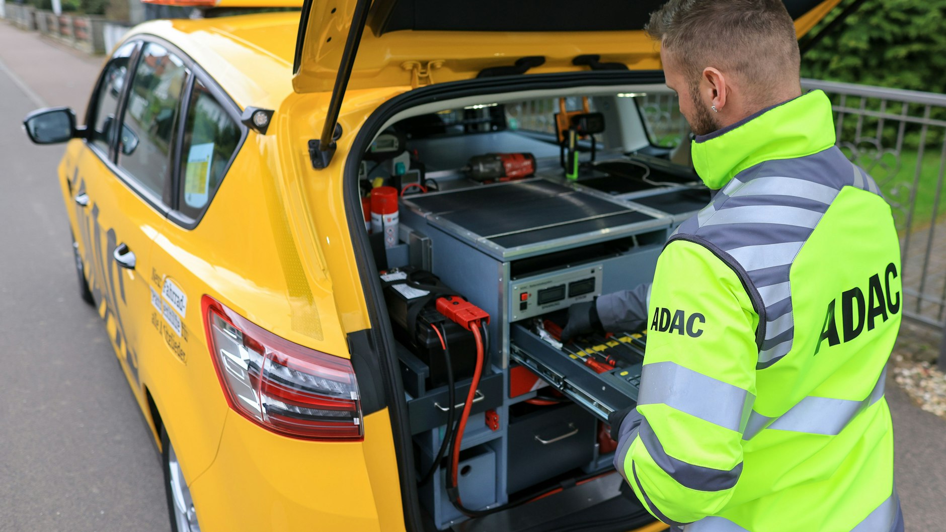 Der ADAC warnt vor falschen Pannenhelfern, die sich als Gelbe Engel ausgeben und Reisenden viel Geld für Abschlepp- und teils unnötige Werkstattleistungen abknöpfen.