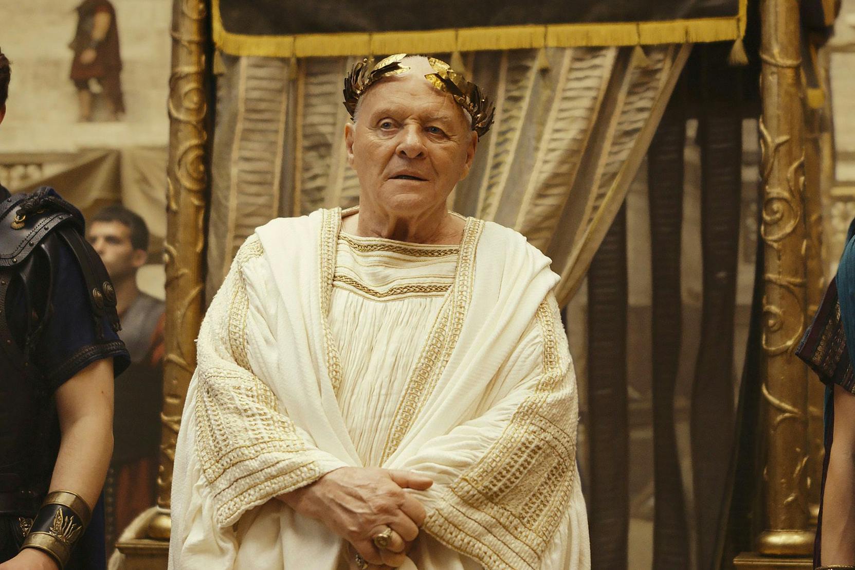 Star-Besetzung: Tom Hughes als Titus, Anthony Hopkins (im Bild) als Vespasian und Jojo Macari als Domitian