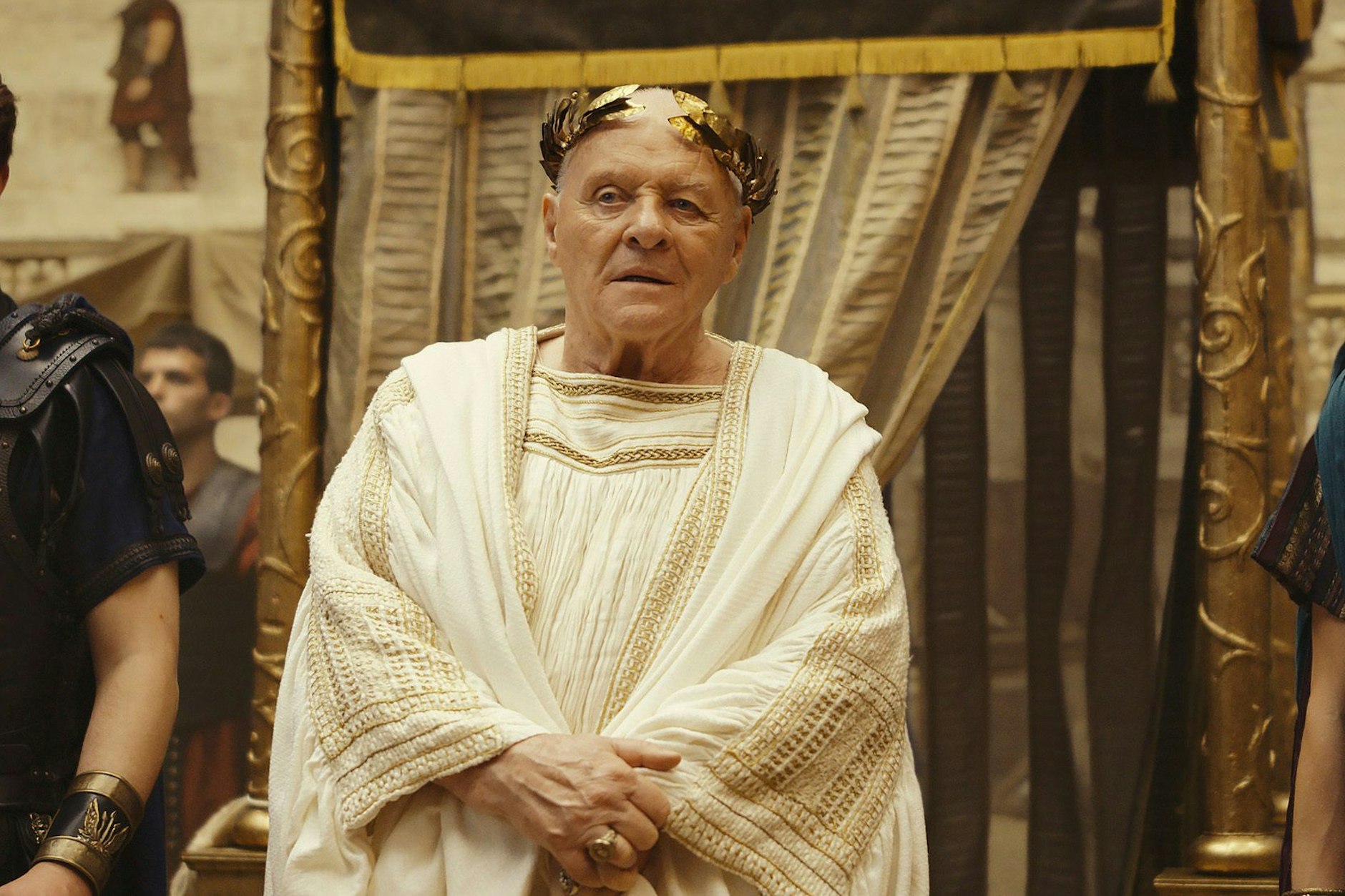 Star-Besetzung: Tom Hughes als Titus, Anthony Hopkins (im Bild) als Vespasian und Jojo Macari als Domitian