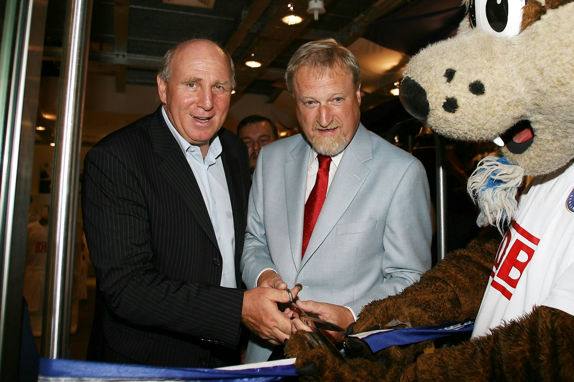 Manager Dieter Hoeneß (li.) und Maskottchen Herthinho (r.) eröffneten bereits 2006 einen Fanshop von Hertha BSC im Berliner Hauptbahnhof.&nbsp;