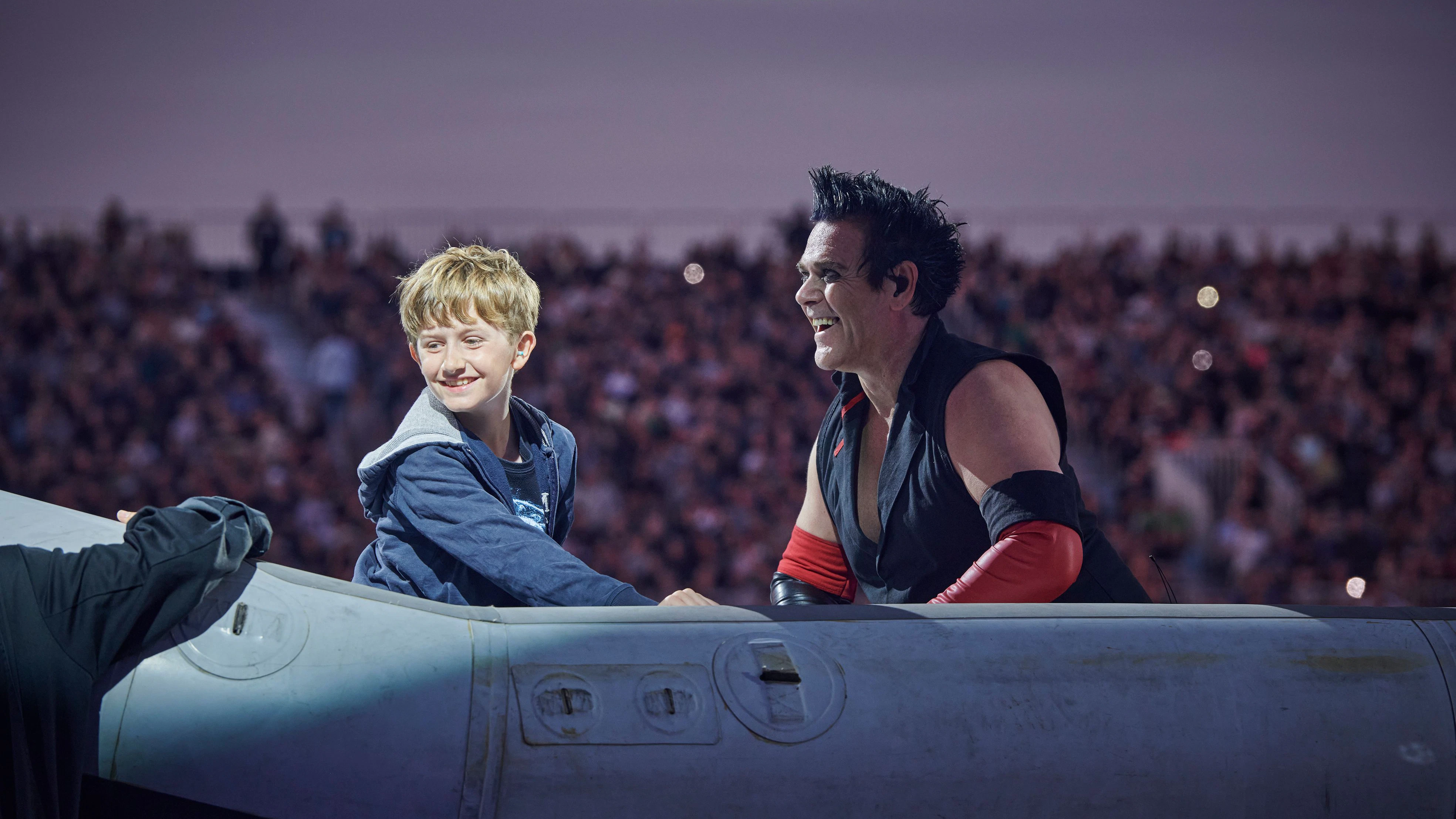 Immer wieder schaffen es vor allem kleine Fans in die Boote der Rocker von Rammstein. Hier: Ein kleiner Junge beim Konzert im belgischen Ostende mit Richard Kruspe.