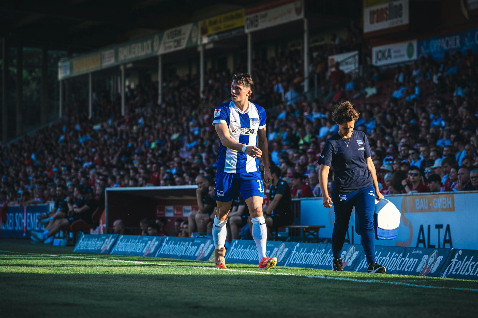 Abgang mit Schmerzen! Fabian Reese musste in Cottbus nach 24 Minuten mit bandagiertem rechten Knöchel ausgechselt werden. Mittwoch gab es es die Schockdiagnose.