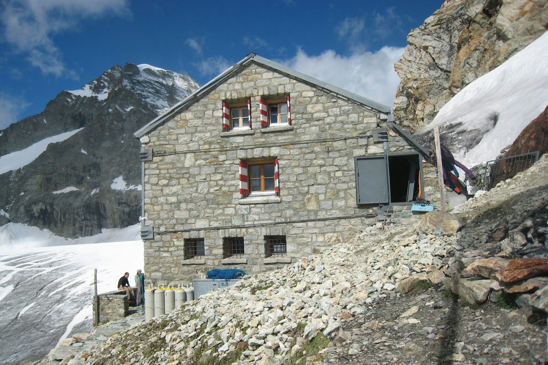 Die alte Rothornhütte von 1948 bei Zermatt. Weil der Permafrost schmilzt, sank die Hütte und es gab Risse in den Wänden. Sie wurde deshalb aufgegeben. Die neue, auf festem Felsen gebaute Hütte wird im August 2024 eingeweiht. 