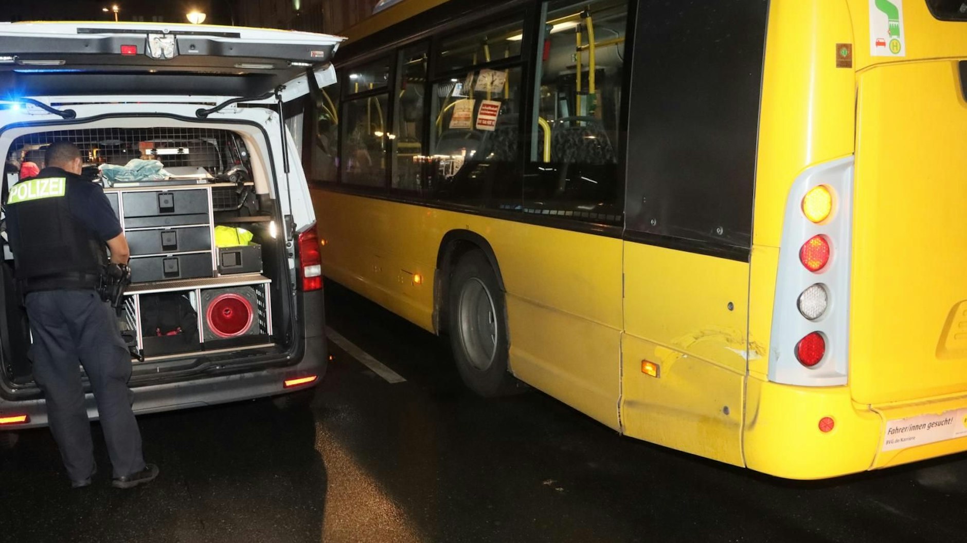 Der Busfahrer der BVG hatte den Unfall nicht mal mitbekommen, war zunächst weiter durch Neukölln gefahren. 