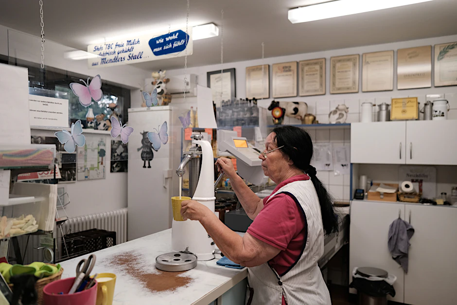 Rohmilch wird immer mehr zum Trendgetränk. Auf dem Milchhof Mendler in Berlin-Rudow wird sie ab Hof verkauft.