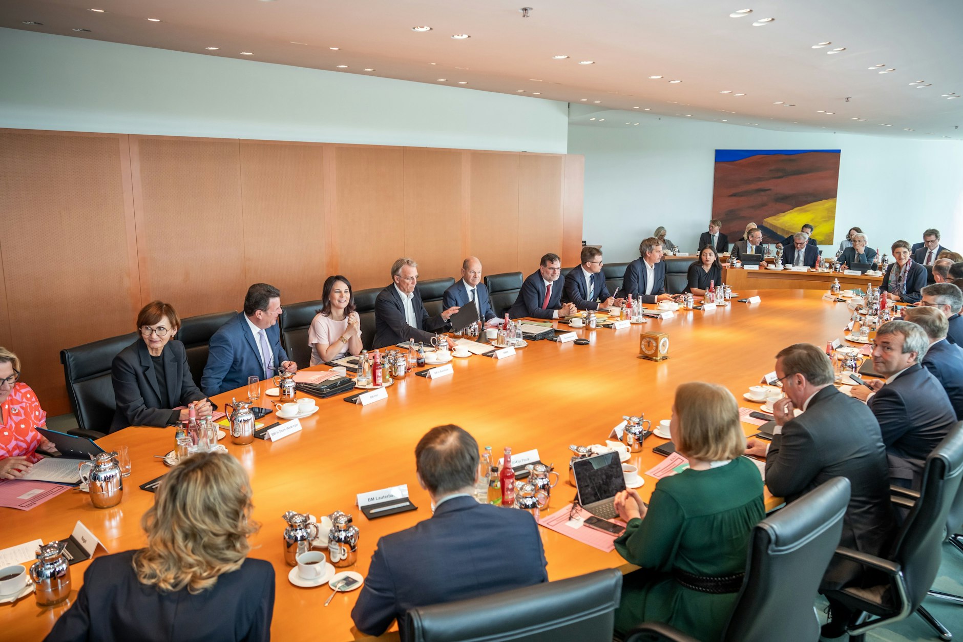 Bundeskanzler Olaf Scholz (hinten M., SPD) nimmt an der Sitzung des Bundeskabinetts im Kanzleramt teil.