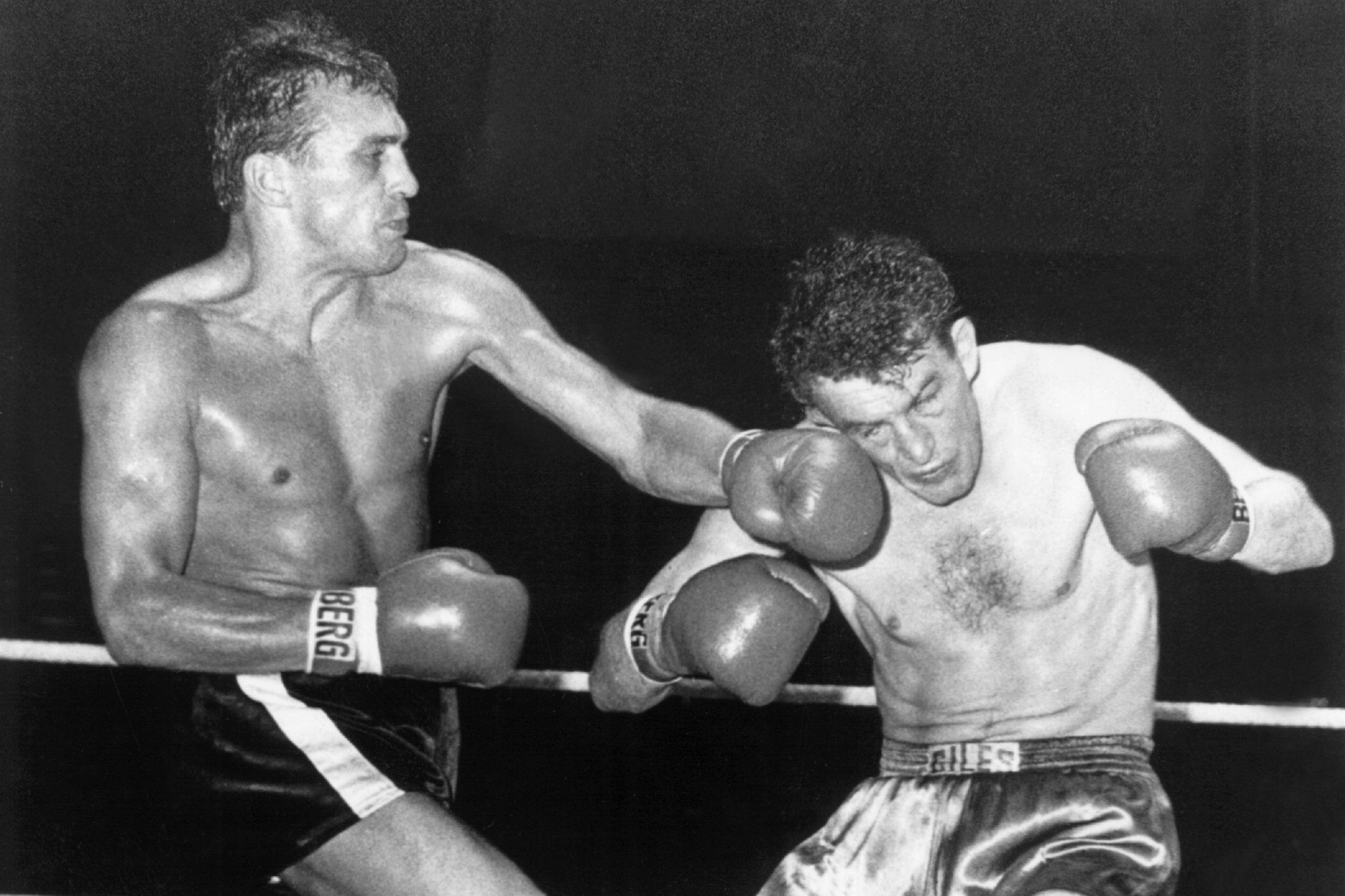 Bubi Scholz (l.) im Kampf gegen den schottischen Meister John McCormack am 19.8.1960 in Berlin. Nach dem Ende der Karriere kam der Absturz. 