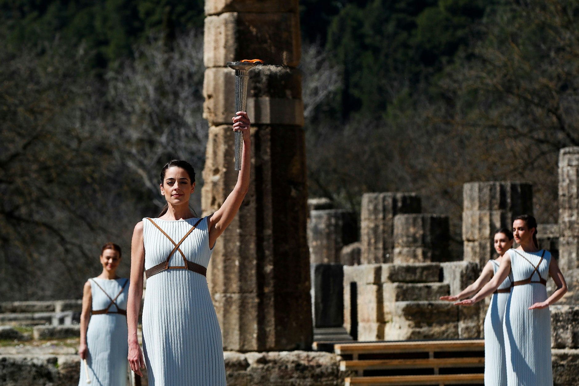 Noch heute wird das Olympische Feuer in der antiken Tempelanlage entzündet. Am 12. März 2020 hält die griechische Schauspielerin Xanthi Georgiou als Hohepriesterin die Fackel in ihrer Hand.