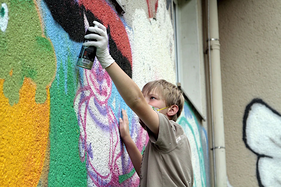 Kinder ab 10 Jahren können in den Sommerferien an kostenfreien Workshops im Helliwood in Berlin-Hellersdorf teilnehmen. Unter anderem gibt es einen Graffiti-Workshop.