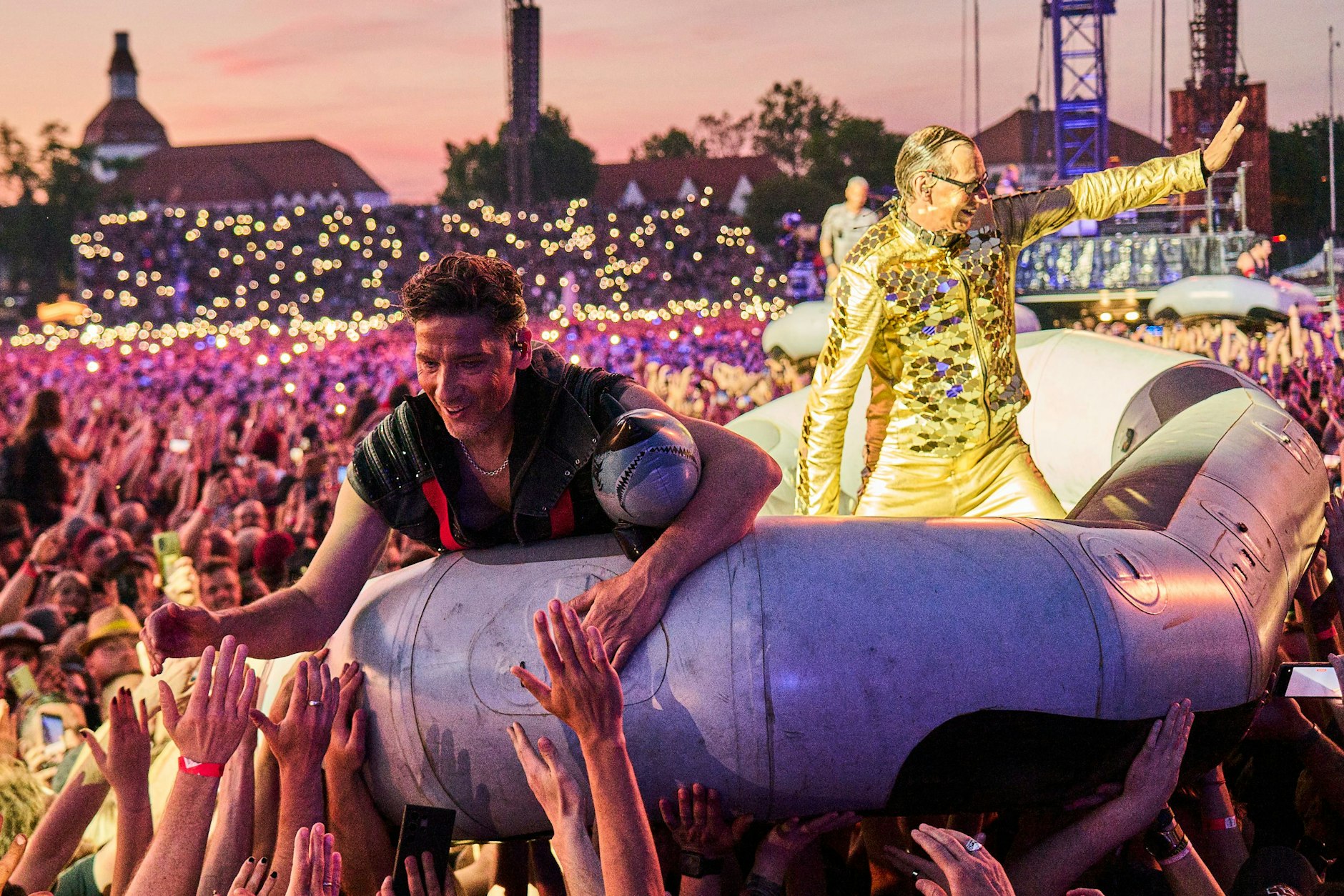 Christian Flake Lorenz und Christoph Schneider fahren bei einem Konzert von Rammstein mit einem Schlauchboot durchs Publikum.