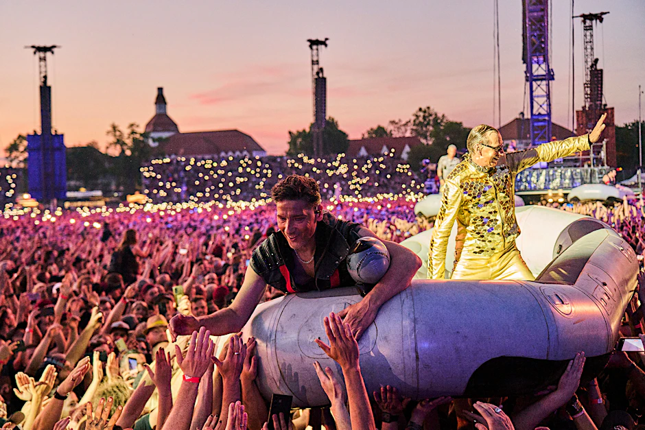 Christian Flake Lorenz und Christoph Schneider fahren bei einem Konzert von Rammstein mit einem Schlauchboot durchs Publikum.