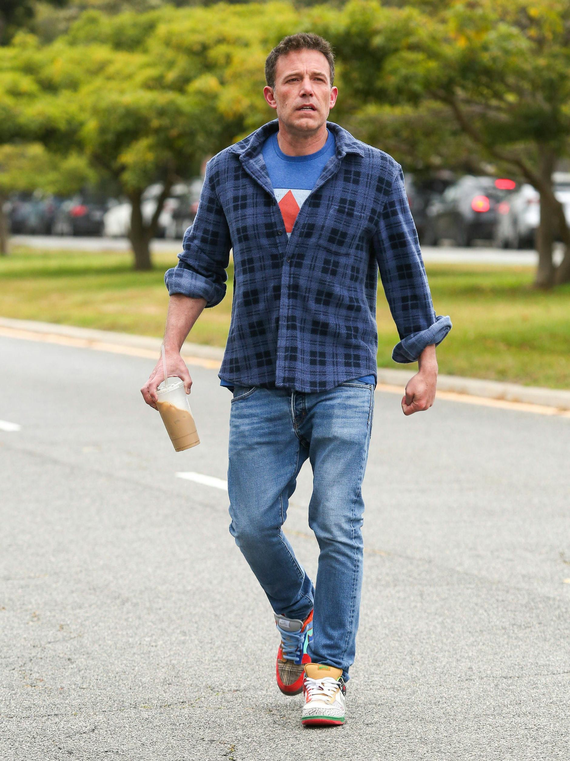 Schlecht gelaunt und mit Eiskaffee in der Hand: Das ist der „Ben Affleck Summer“.