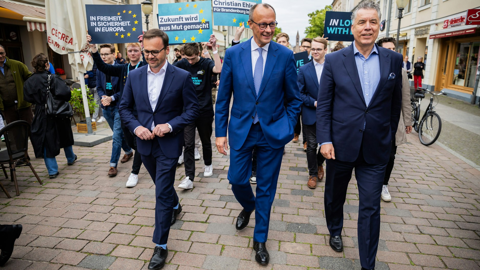 Jan Redmann (von links), Landesvorsitzender der CDU Brandenburg mir Friedrich Merz (CDU-Bundesvorsitzender) und Christian Ehler (CDU-Spitzenkandidat in Brandenburg bei der Europawahl) bei einem Wahlkampftermine am Brandenburger Tor in Potsdam.