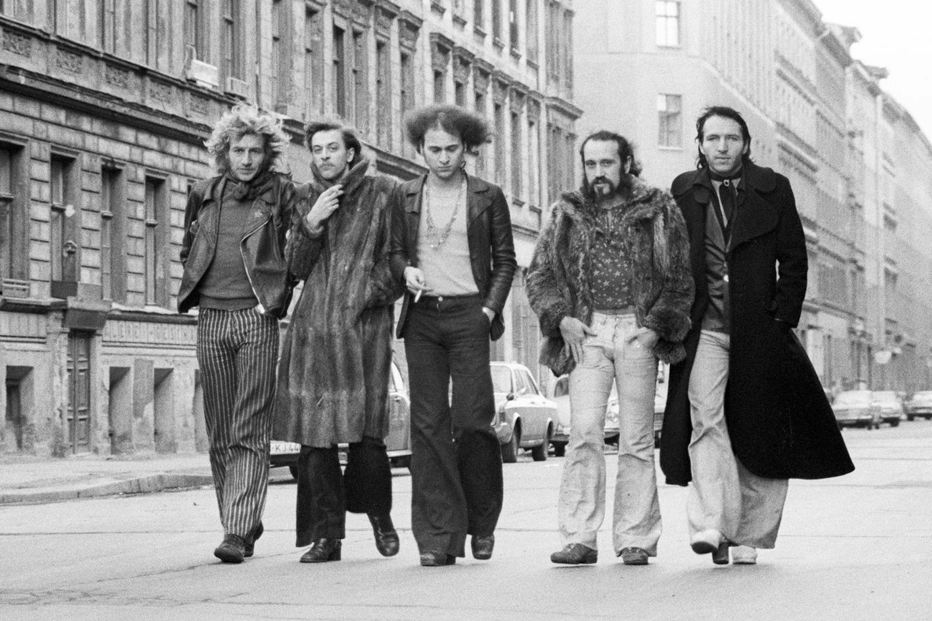 Ton Steine Scherben 1973&nbsp; auf den Straßen von Kreuzberg: Jörg Schlotterer, Rio Reiser, Lanrue, Nikel Pallat und Ulli Hammer (v.l.).