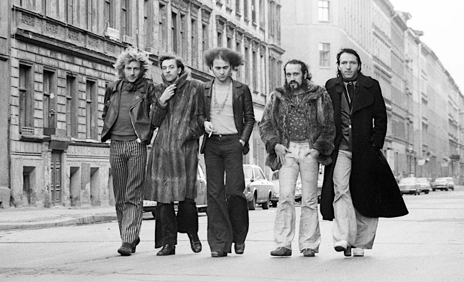 Ton Steine Scherben 1973&nbsp; auf den Straßen von Kreuzberg: Jörg Schlotterer, Rio Reiser, Lanrue, Nikel Pallat und Ulli Hammer (v.l.).
