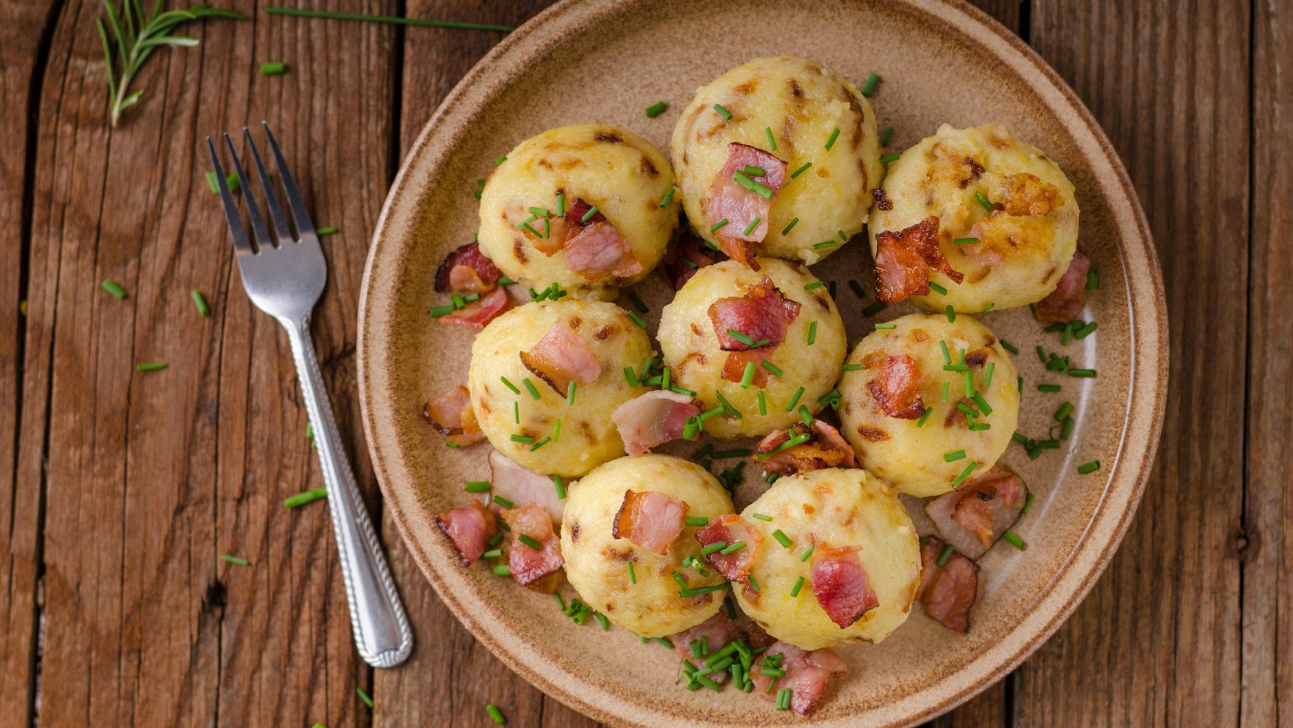 Leckere Knoblauch-Klöße mit Schinken und Parmesan: Dieses Rezept verwandelt Kloßteig in eine richtig leckere Kloß-Pfanne.