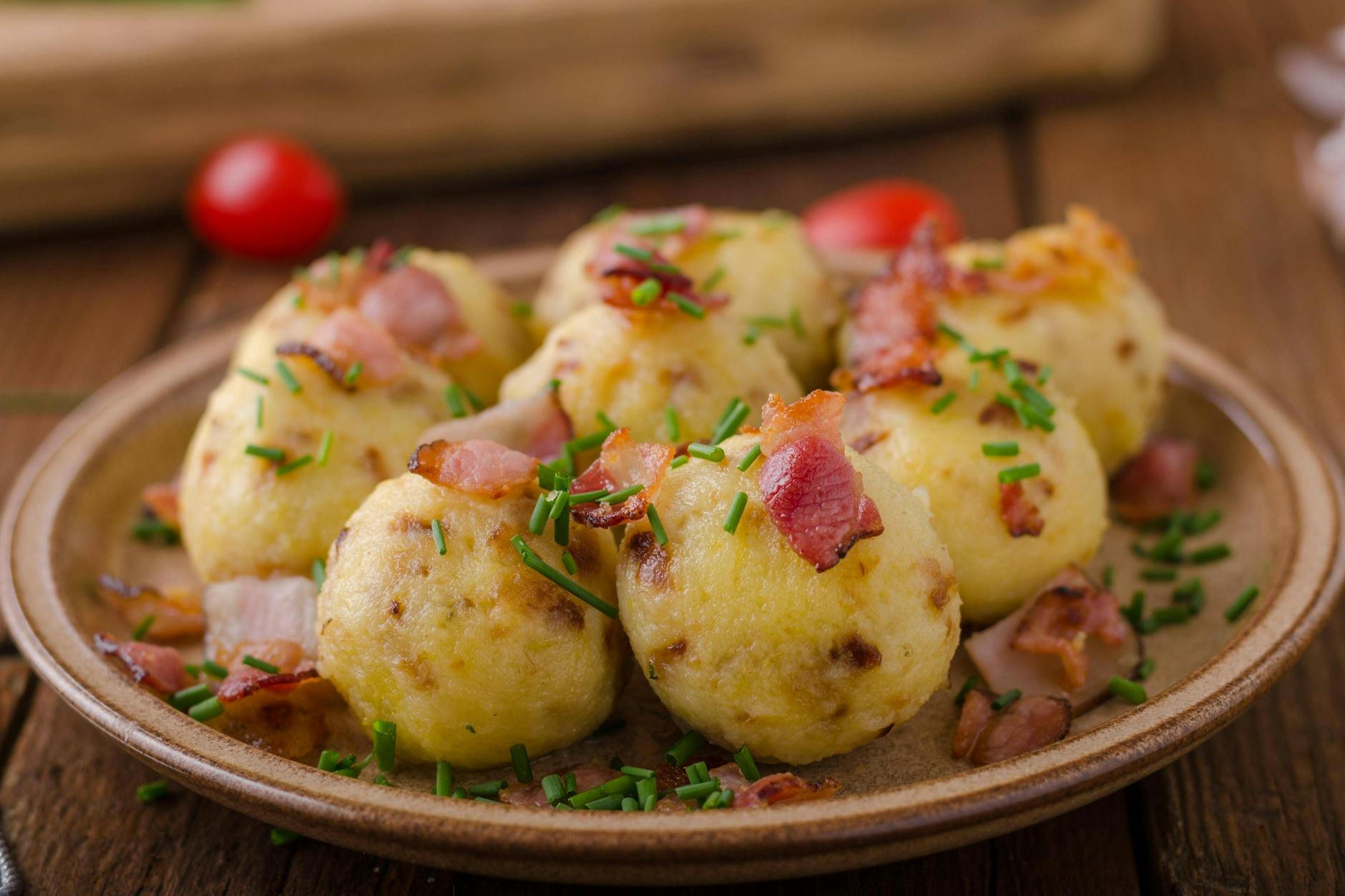 Leckere gebratene Kartoffelklöße mit Schinken, Zwiebeln, Knoblauch und Schnittlauch: Dieses deftige Pfannen-Gericht ist perfekt für den Abend.