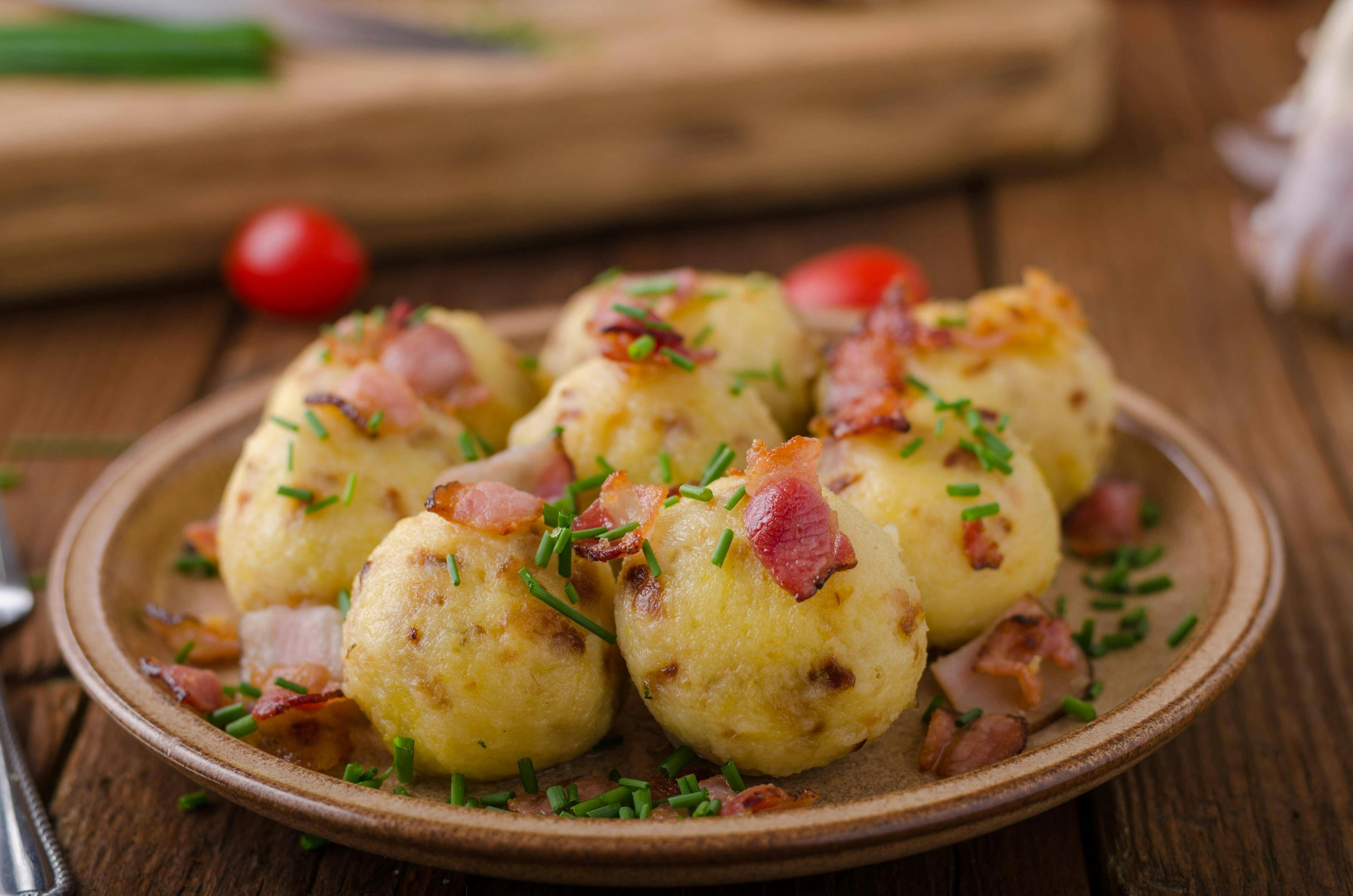 Rezept für Knoblauch-Klöße mit Schinken: Kartoffelklöße ganz anders!