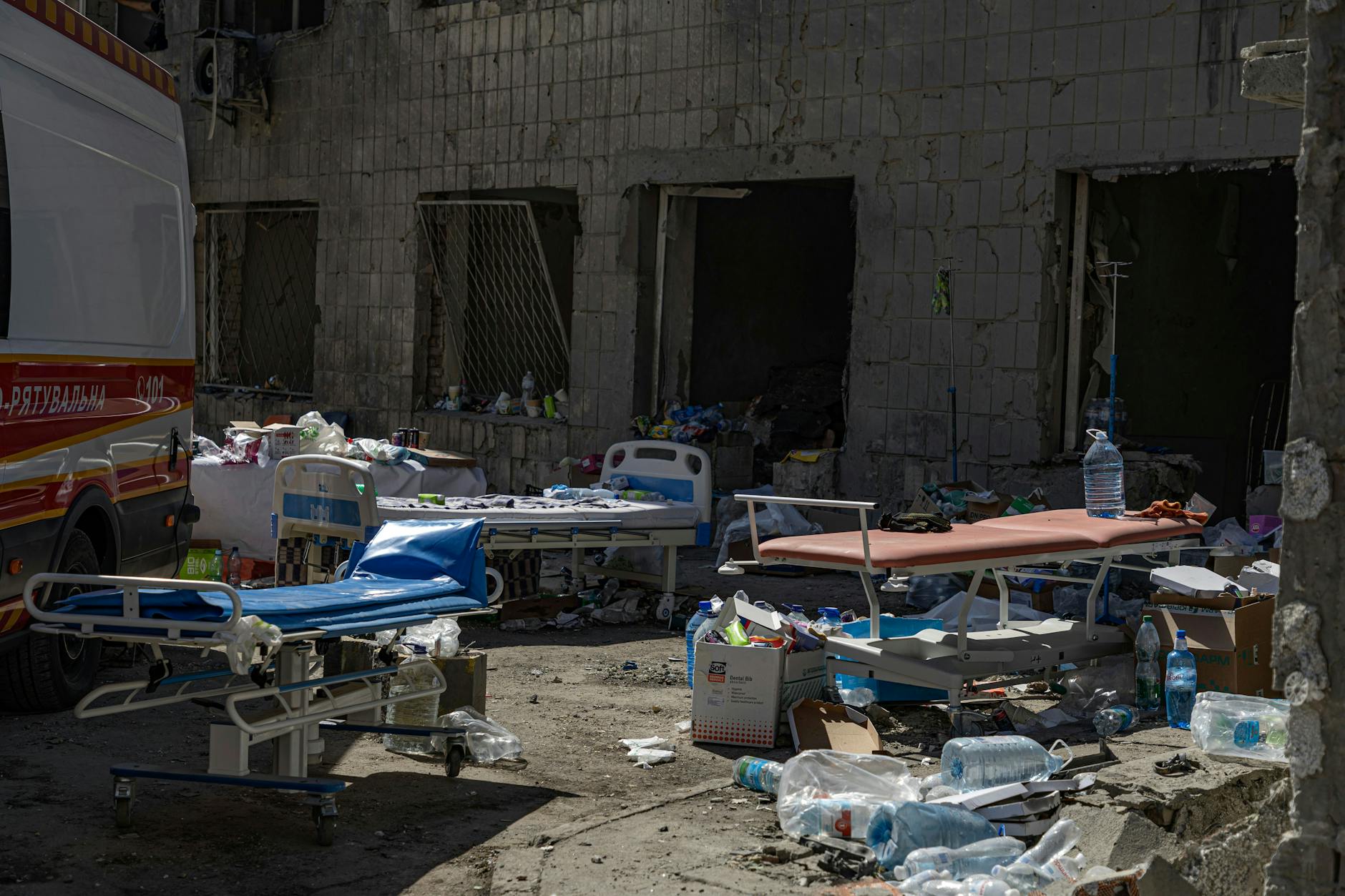 Krankenhausbetten stehen vor dem Kinderkrankenhaus von Ochmatdyt, das am Montag von russischen Raketen getroffen wurde