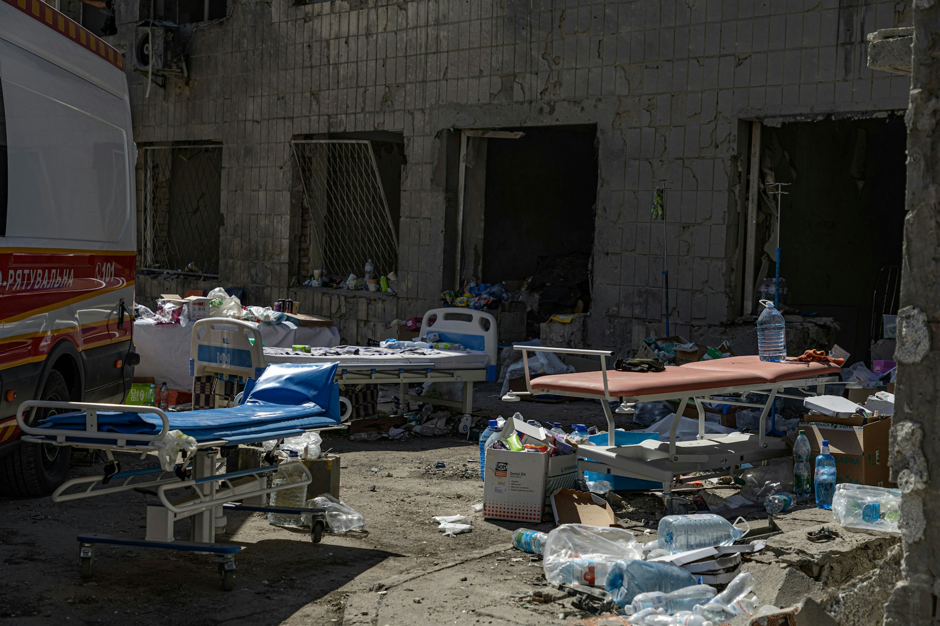 Krankenhausbetten stehen vor dem Kinderkrankenhaus von Ochmatdyt, das am Montag von russischen Raketen getroffen wurde