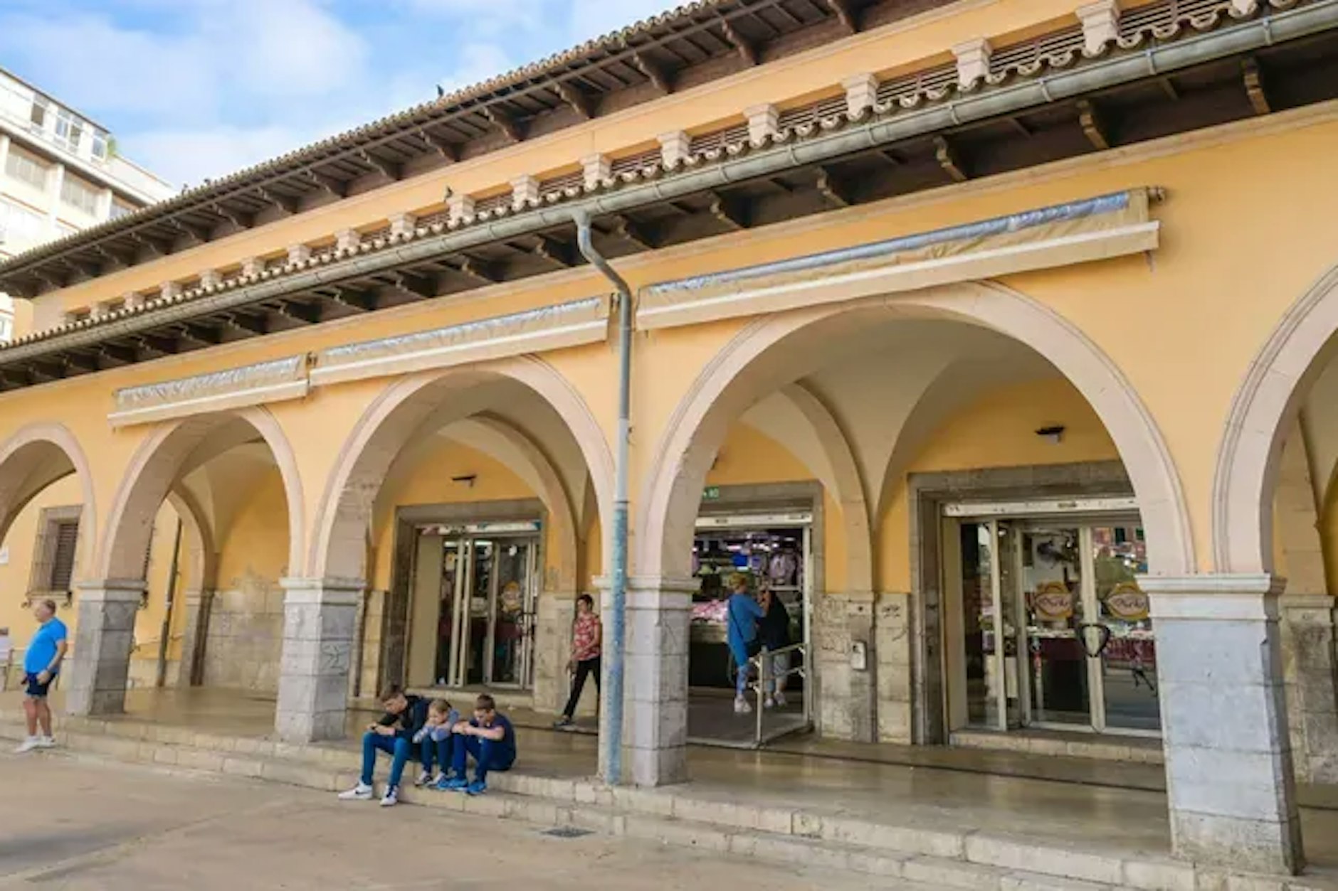 Auf dem Spielplatz vor der beliebten Markthalle Mercat de l'Olivar entdeckte ein Angestellter eine Leiche.&nbsp;
