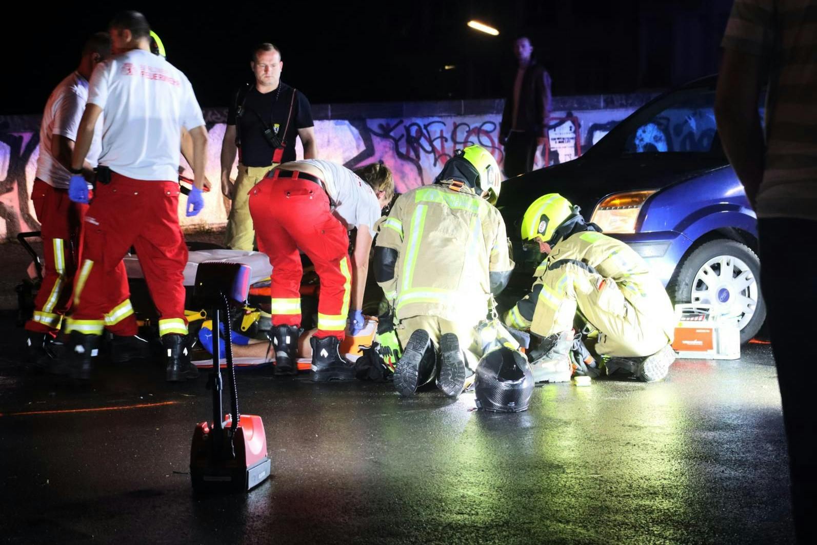 Ein Motorradfahrer wurde bei einem Unfall in Neukölln schwer verletzt.