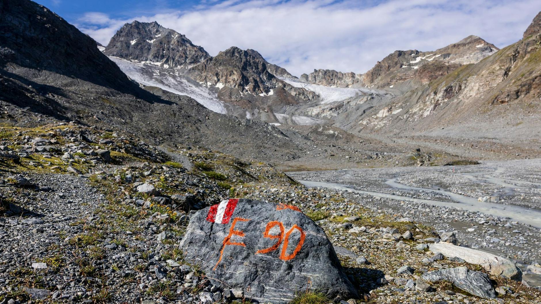 Der einst massive Eiskörper des Tiroler Jamtalgletschers. Der Klimawandel sorgt für Probleme in der Alpenregion. 
