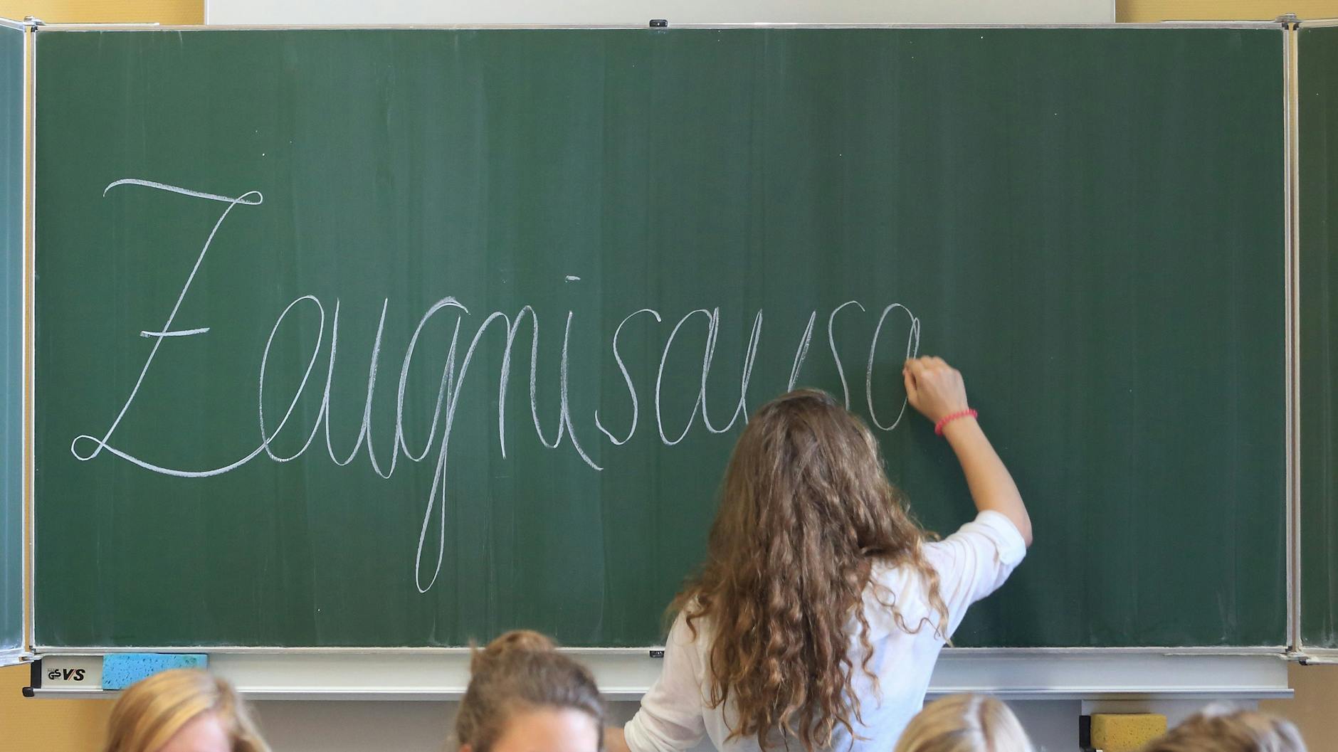 Nach der Zeugnisausgabe beginnt für Schülerinnen und Schüler die schönste Zeit des Jahres - und die wird mit einigen Zeugnis-Aktionen in Berlin gefeiert.
