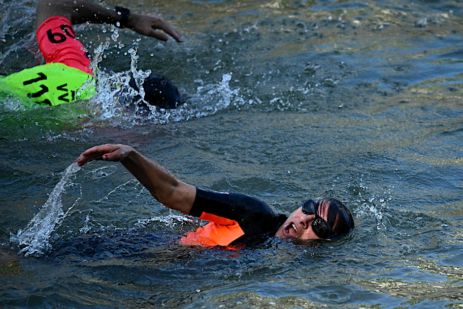Die Pariser Bürgermeisterin Anne Hidalgo schwimmt in der Seine.