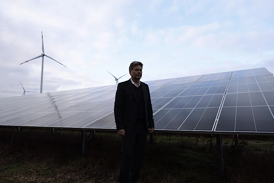Bundeswirtschaftsminister Robert Habeck vor einem Wind- und Solarpark in Brandenburg: Regelmäßig müssen solche Anlagen abgeschaltet werden, wenn zu viel Strom produziert wird.