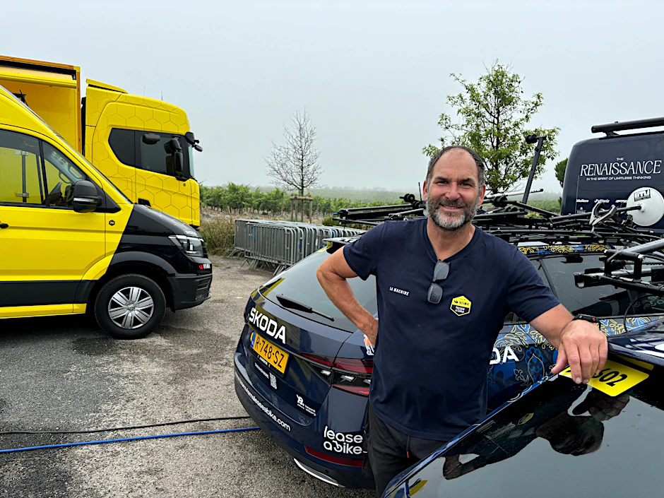 Achim Schmiedel, Physiotherapeut im niederländischen Visma-Team, ist zum 20. Mal bei der Tour de France mit von der Partie.