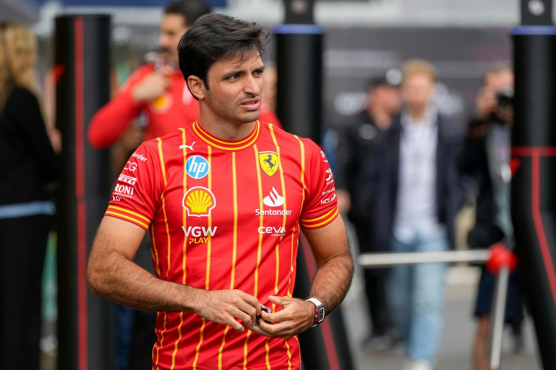 Wer hat, der hat: Der spanische Ferrari-Pilot Carlos Sainz (29), ein Kumpel von Radstar Pogacar, trägt eine ähnliche Luxusuhr.&nbsp;