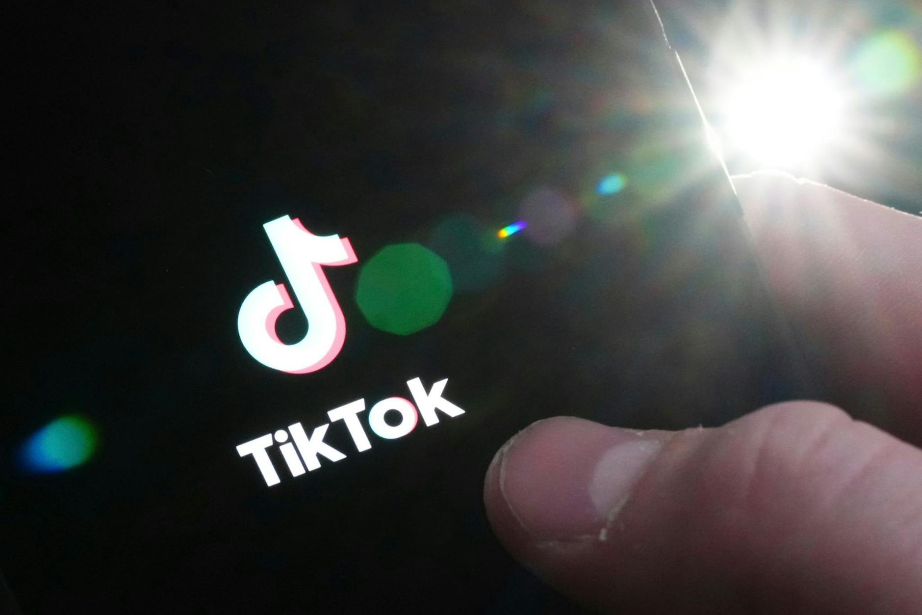 Wer sich über eine Entscheidung von TikTok beschweren will, kann sich ab sofort an die Schlichtungsstelle der Bundesnetzagentur wenden.