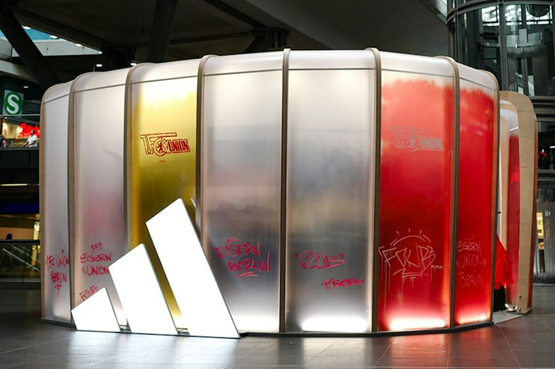 So sieht es derzeit im Berliner Hauptbahnhof aus: Der 1. FC Union stellt dort temporär ein Fan-Shop auf.